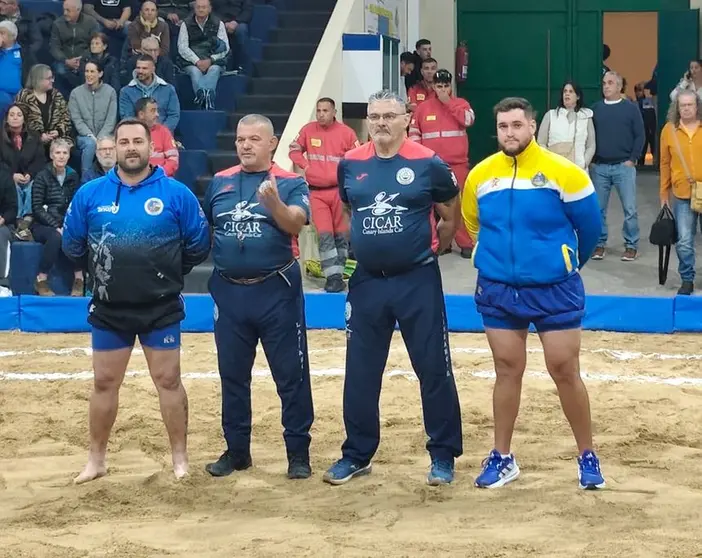 Los dos capitanes con los &aacute;rbitros de la contienda