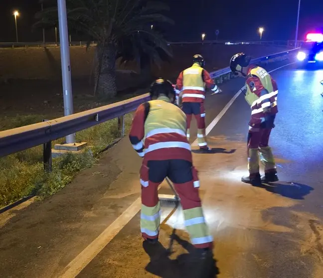 Los bomberos del Consorcio limpiando la zona en la que se ha producido el nuevo accidente