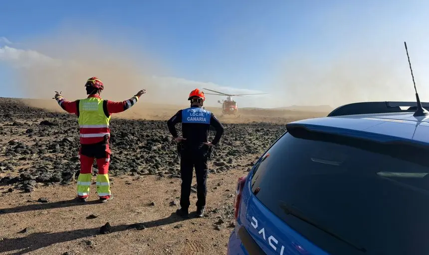 Imagen del momento de la llegada del helic&oacute;ptero con una de las personas que cay&oacute; al mar