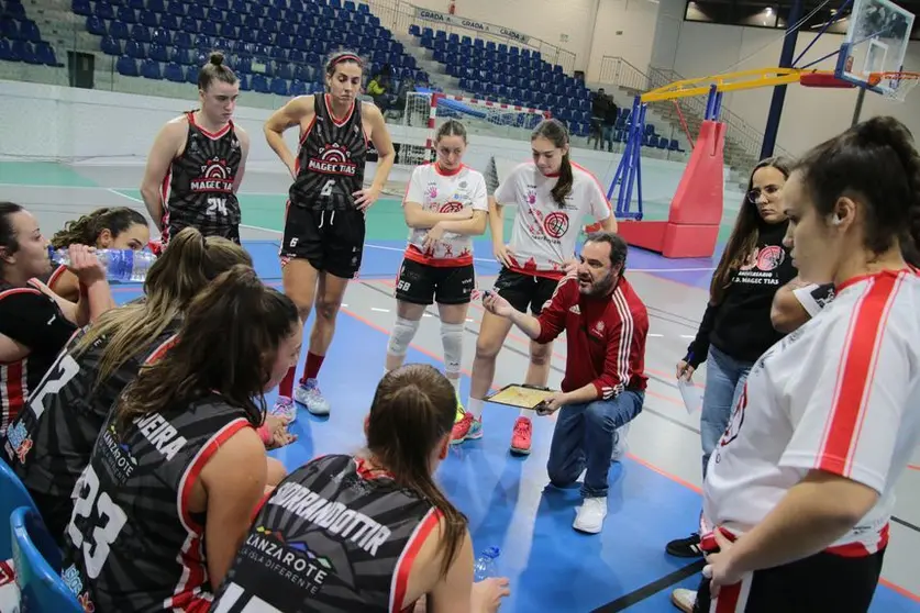 Las jugadoras escuchando atentas las &oacute;rdenes del t&eacute;cnico
