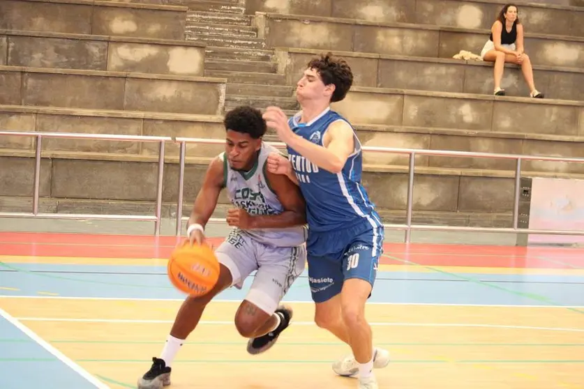 Imagen de una de las jugadas del encuentro