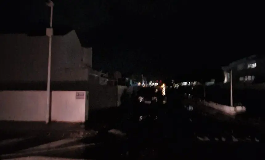 Imagen de una calle totalmente a oscuras este fin de semana en Playa Honda