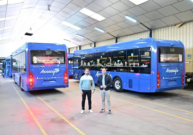 El alcalde Yonathan de León, y el concejal Mario González Altube, la pasada semana en las instalaciones en la Península de la empresa adjudicataria de estas 4 guaguas.