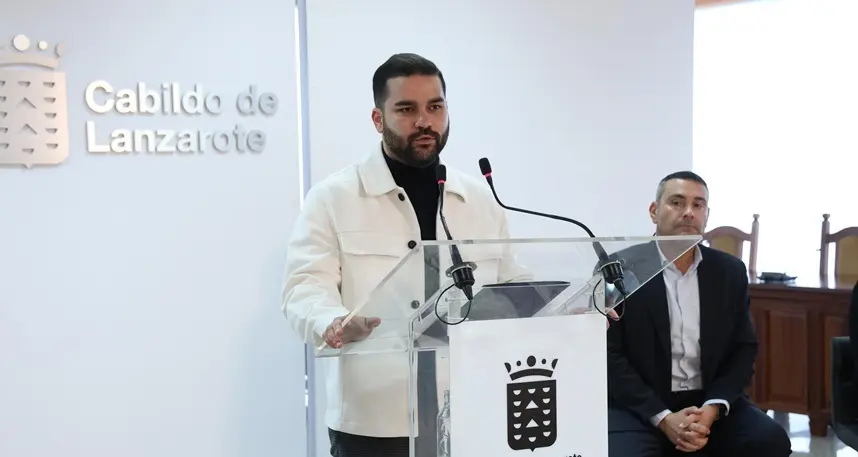 Jes&uacute;s Mach&iacute;n Tavio junto al presidente del Cabildo.