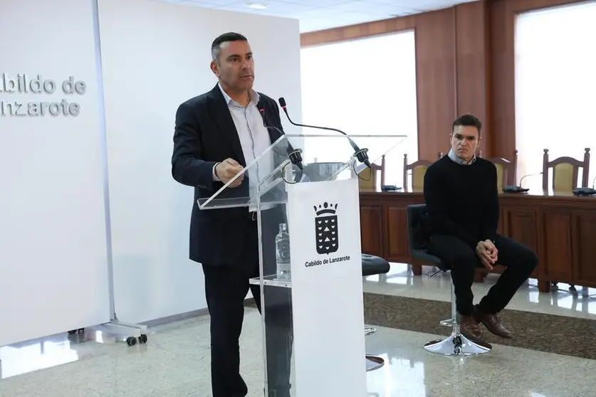 Oswaldo Betancort y H&eacute;ctor Fern&aacute;ndez en el balance de FITUR 2026.