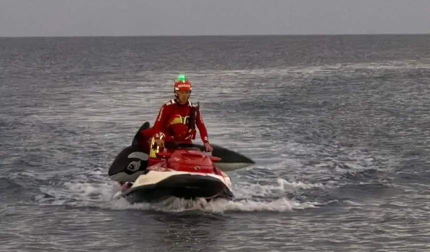 Imagen del bombero tras rescatar el hinchable.