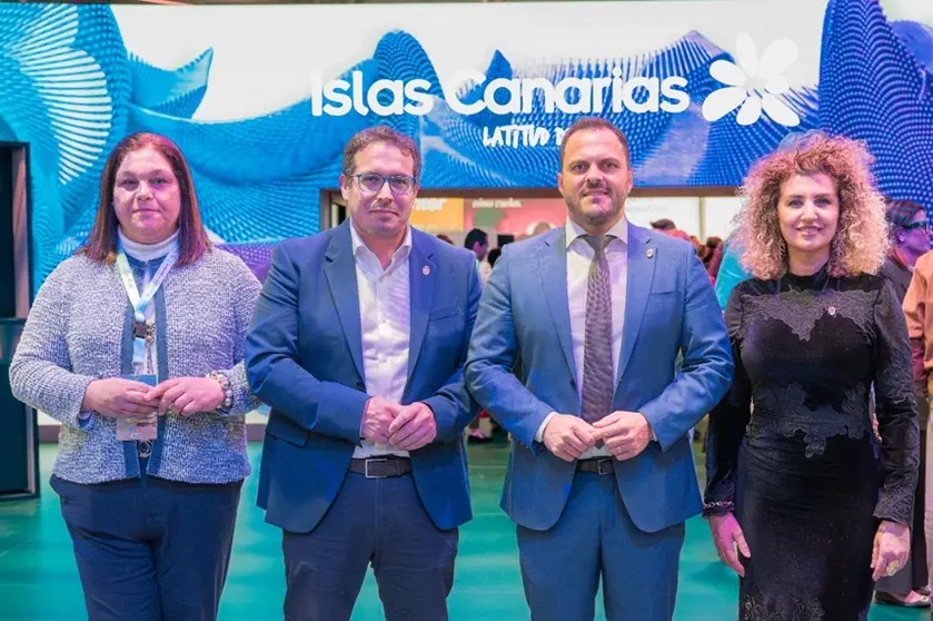 Los alcaldes de Arrecife, Yonathan de Le&oacute;n, y de Puerto del Rosario, David de Vera, junto a las concejales de Turismo de ambas instituciones capitalinas, en la reuni&oacute;n celebrada en FITUR 