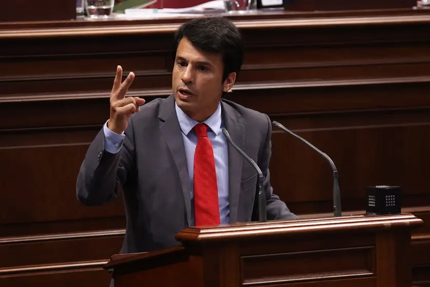 Marcos Bergaz (PSOE) en el Parlamento canario.