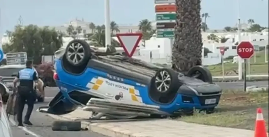 Veh&iacute;culo de la Polic&iacute;a Local volcado sobre su techo.