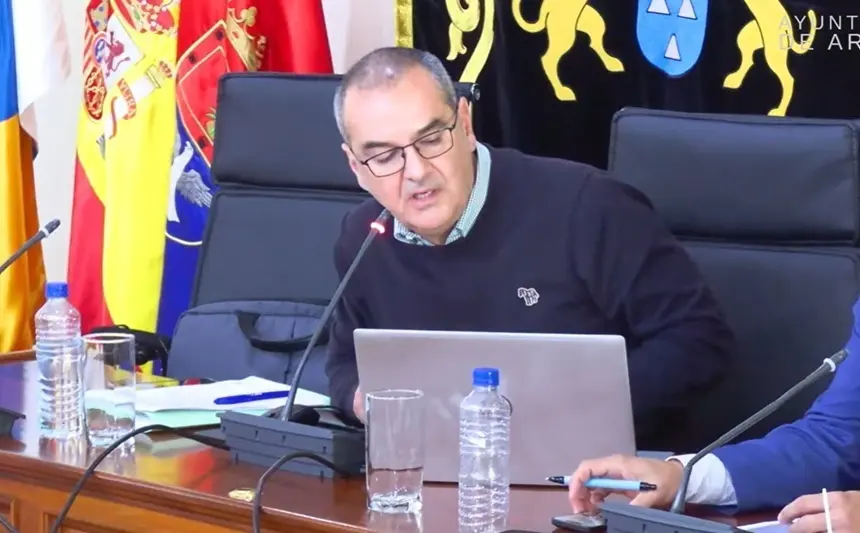 Secretario del Ayuntamiento de Arrecife durante su intervenci&oacute;n en el pleno realizado este 30 de enero.