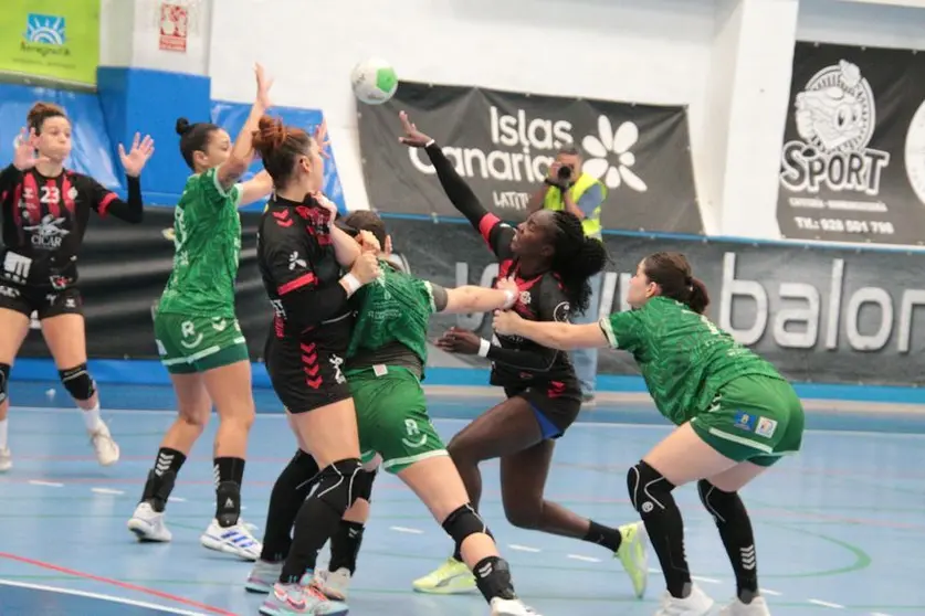 Imagen de una de las jugadas del encuentro