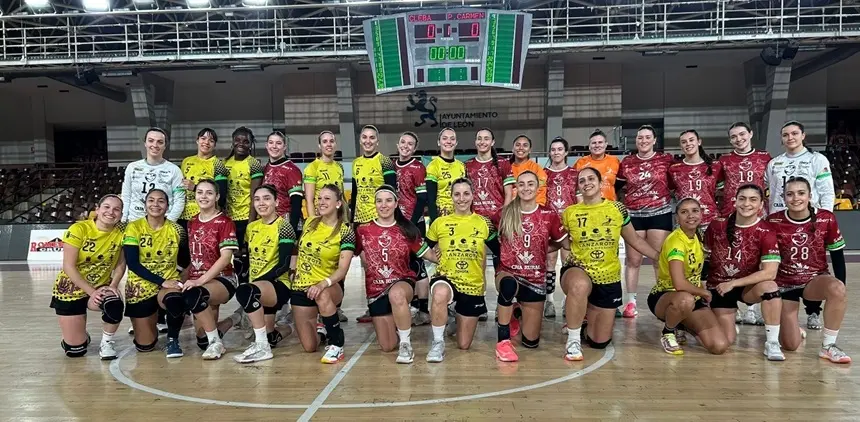 Jugadoras del Cleba y Puerto del carmen en la previa del partido.