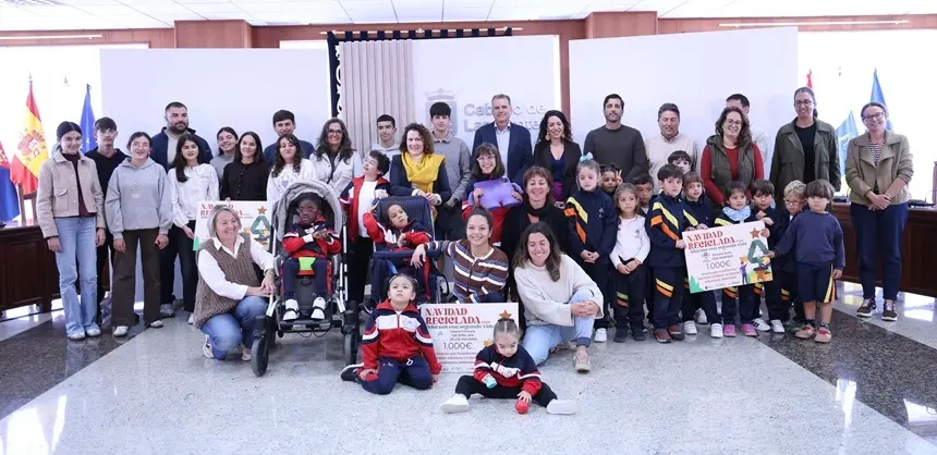 Domingo Cejas junto a los premiados por la campa&ntilde;a.