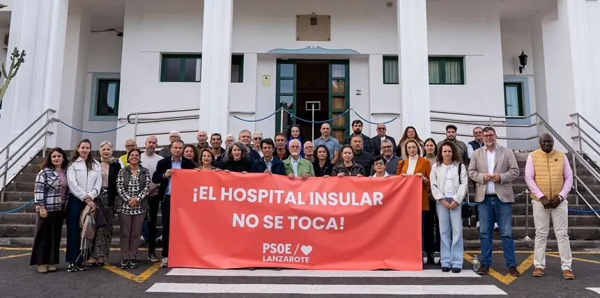 Imagen de los cargos del PSOE de este martes en la puerta del Hospital Insular.