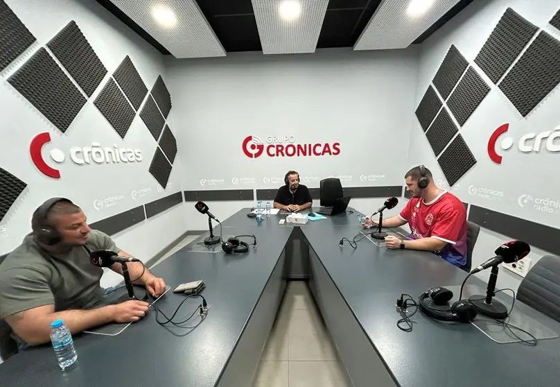 Crist&oacute;bal Olivero en el estudio de Cr&oacute;nicas Radio con los dos grandes luchadores del Tinajo y del San Bartolom&eacute; que se medir&aacute;n este viernes.