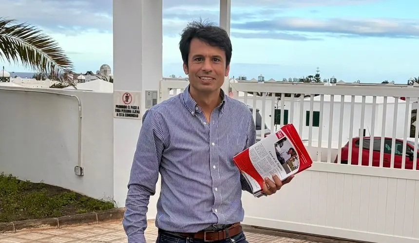 Marcos Bergaz este jueves a la entrada de una urbanizaci&oacute;n de Costa Teguise.