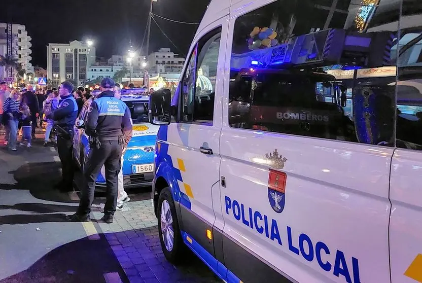 Agentes de la Polic&iacute;a Local de Arrecife vigilando la zona de los carnavales este viernes por la noche