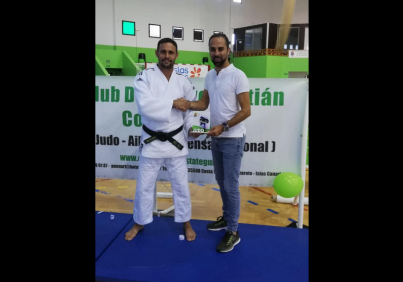 Jon&aacute;s &Aacute;lvarez entregando un premio al ahora concejal de Deportes Alejandro Ram&iacute;rez durante su etapa en el club de Judo.