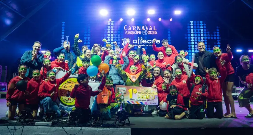 Imagen de los felices ganadores en el escenario del carnaval