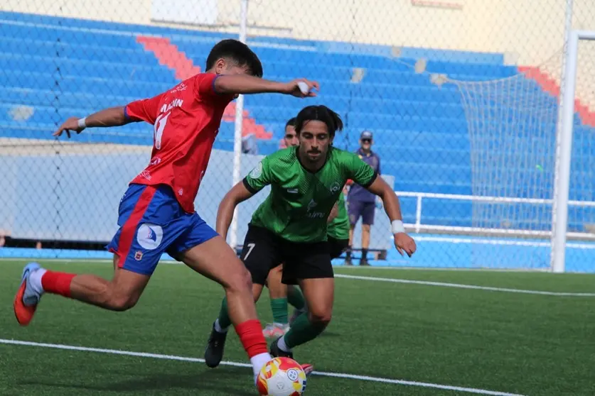 Jugador de la UD Lanzarote intentando realizar un centro al &aacute;rea del Atl&eacute;tico Paso.