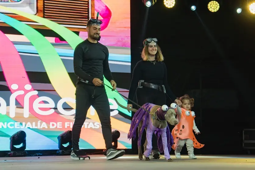 Perro ganador del concurso Canino  de disfraces.