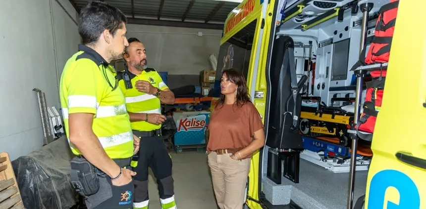 Olivia Duque junto a los operarios de la ambulancia.