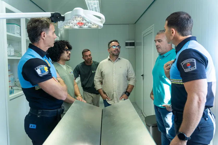 Jacobo Lemes y Echedey Eugenio en el quirófano del centro de bienestar animal.