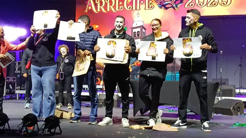 Los representantes de las murgas con el orden en el que tendr&aacute;n que salir.