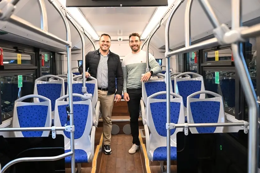 El alcalde de Arrecife Yonathan de Le&oacute;n y el concejal de Transportes y Movilidad, Mario Gonz&aacute;lez Altube, en una de las nuevas guaguas que entrar&aacute; en servicio este mes