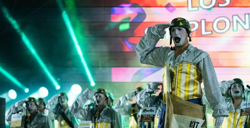 Simplones durante su tema Para cualquier emergencia, mi kit de supervivencia.