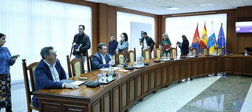 Consejeros del PSOE abandonando el Pleno.