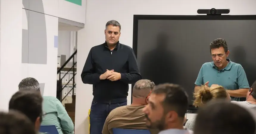 Francisco Javier Aparicio y Enrique Espinosa explicando las medidas que se adoptan en los carnavales de la Isla