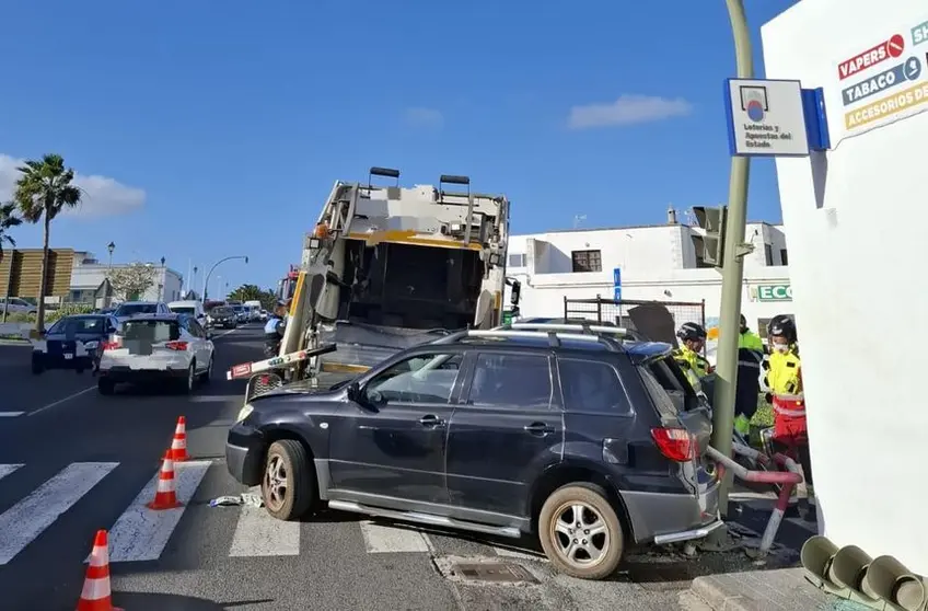 Imagen de los bomberos actuando con uno de los veh&iacute;culos siniestrados