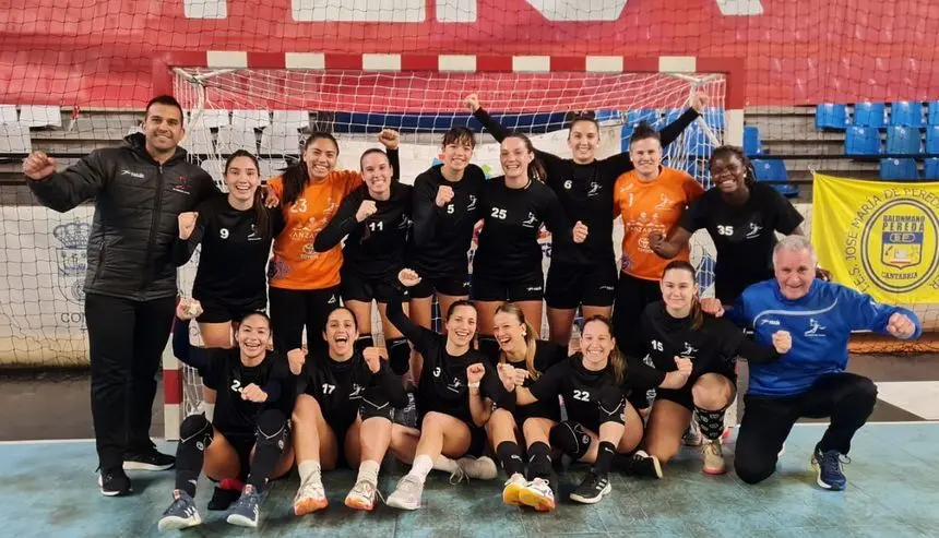 Las jugadoras del Puerto del Carmen y los entrenadores exultantes tras el merecido triuinfo