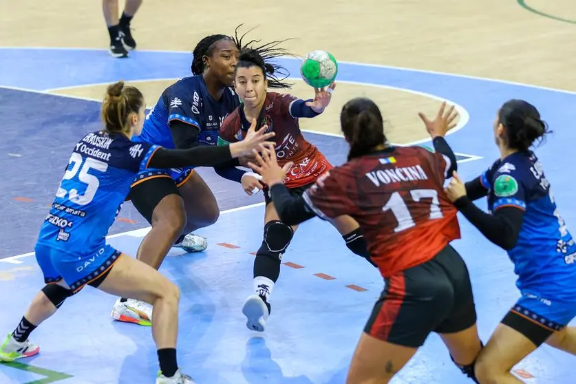 Imagen de una de las jugadas del encuentro