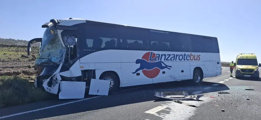 As&iacute; qued&oacute; de destrozada la guagua de Lanzarote Bus tras el fuerte choque