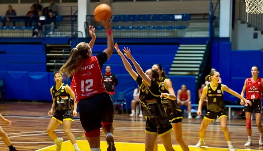 Jugadora del Magec T&iacute;as realizando un lanzamiento a canasta.