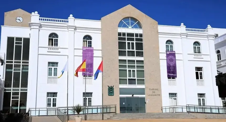 Imagen de la fachada del Cabildo de Lanzarote. 
