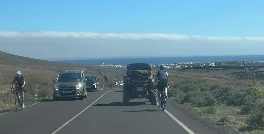 Coches adelantando a ciclistas y a buggies en la misma carretera