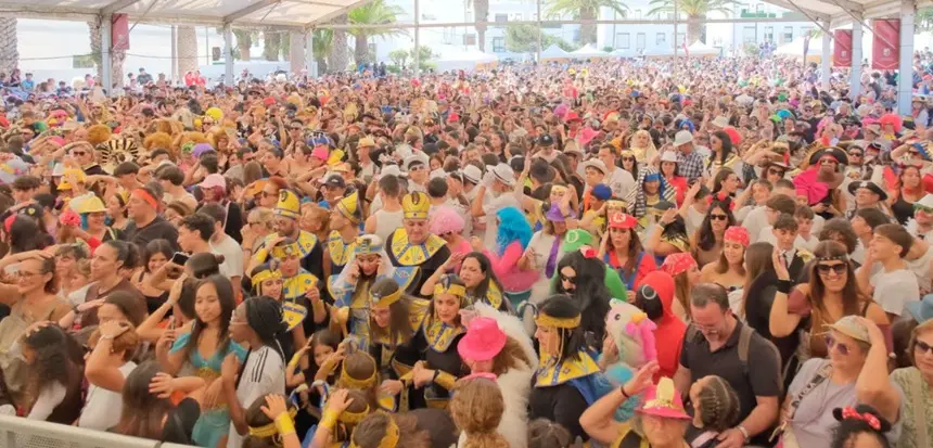 Miles de personas se dieron cita en el Carnaval de D&iacute;a de San Bartolom&eacute;.
