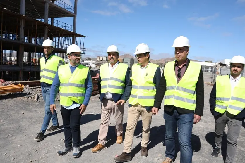 Pablo Rodr&iacute;guez junto a Rosmen Quevedo, Miguel &Aacute;ngel Jim&eacute;nez, Echedey Eugenio y David Toledo en su visita a las viviendas.