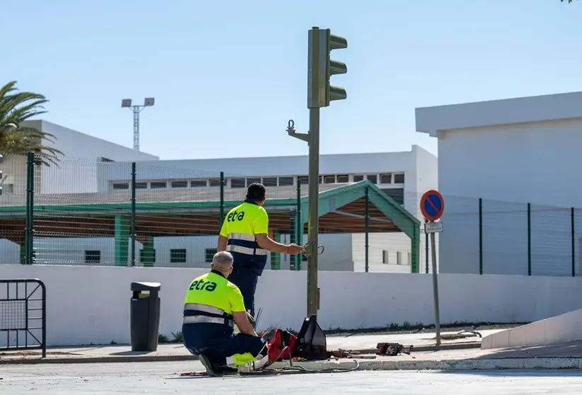 Operarios de la empresa adjudicataria realizan la reprogramaci&oacute;n en los sem&aacute;foros junto al colegio Adolfo Topham, esta semana en Arrecife