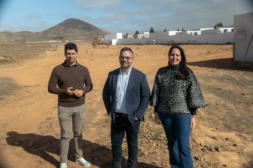 Echedey Eugenio, Cathaysa Su&aacute;rez y Maciot Cabrera en su visita al arranque de las obras del cementerio.
