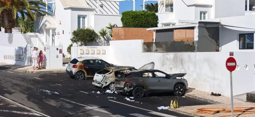 As&iacute; quedaron los veh&iacute;culos tras el impresionante incendio