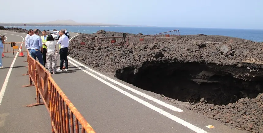Oswaldo Betancort con los representantes del Ayuntamiento de Yaiza junto al socav&oacute;n de los Hervideros.