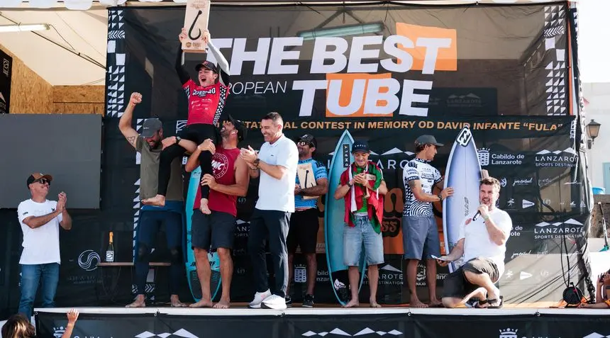 Los campeones recibiendo su merecido trofeo con el presidente del Cabildo de Lanzarote, Oswaldo Betancort, presente en la entrega