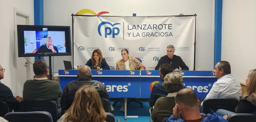 Astrid P&eacute;rez presidiendo una reuni&oacute;n de la ejecutiva insular.
