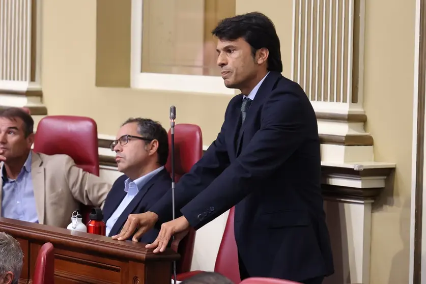 Marcos Bergaz (PSOE) durante su intervenci&oacute;n en el pleno del Parlamento canario.