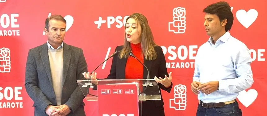 Los parlamentarios Marcos Hern&aacute;ndez y Marcos Bergaz con la l&iacute;der de los socialistas lanzarote&ntilde;os, Mar&iacute;a Dolores Corujo.