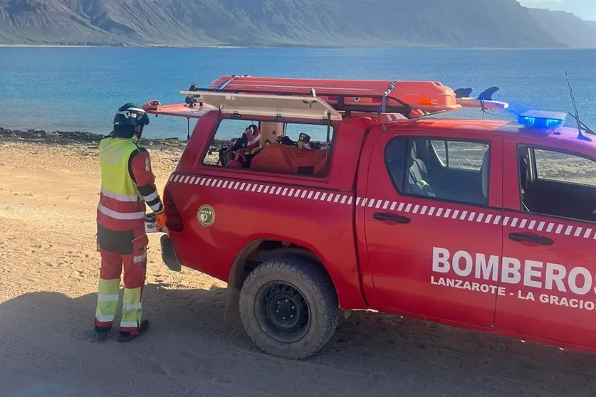 Veh&iacute;culo de los bomberos realizando una actuaci&oacute;n en La Graciosa.